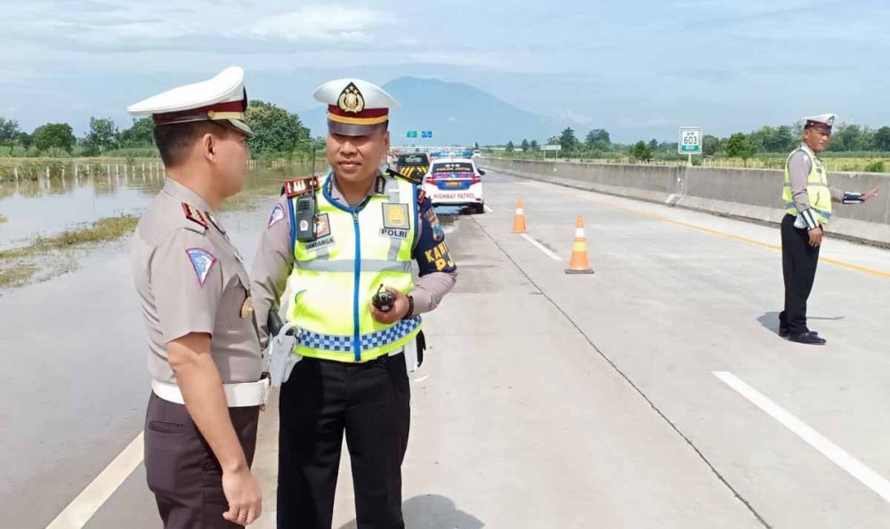 Dirlantas Polda Jatim, Kombes Pol Heri Wahono (kiri) saat memantau kondisi Jalan Tol Madiun yang sempat terendam banjir