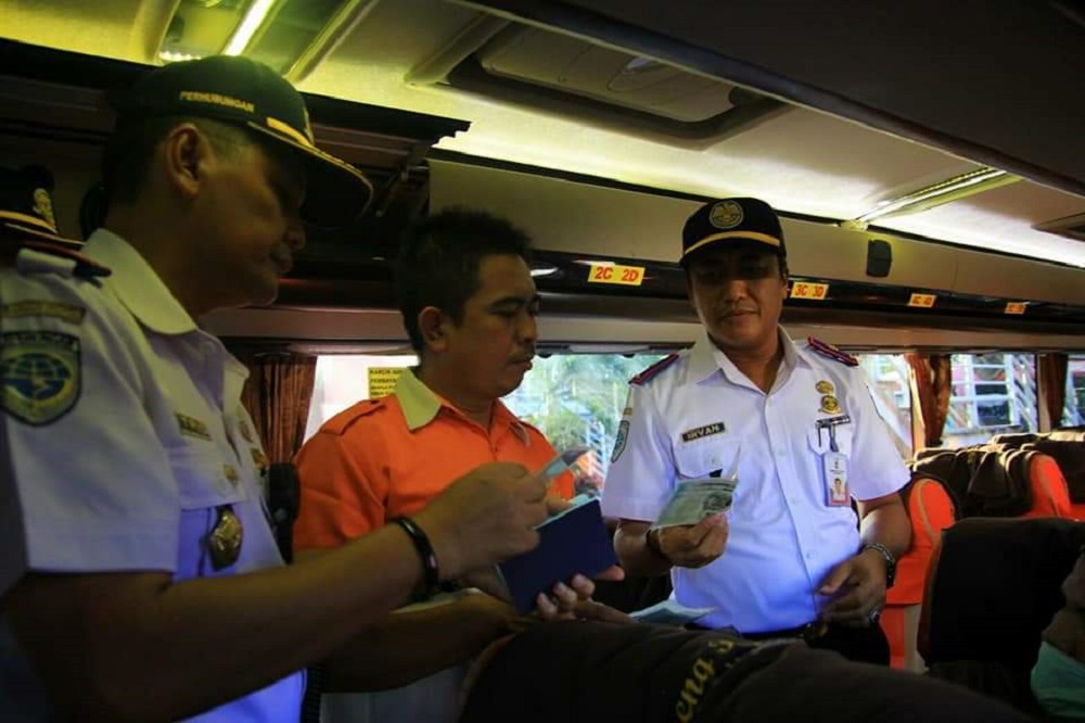 Kadishub Surabaya Irvan Wahyudrajad mengecek kesiapan awak bus di Bungurasih.