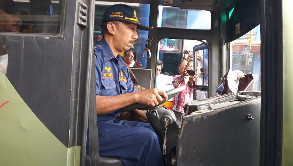 Petugas mencoba kelaikan bus AKDP yang masuk terminal Gayatri Tulungagung.