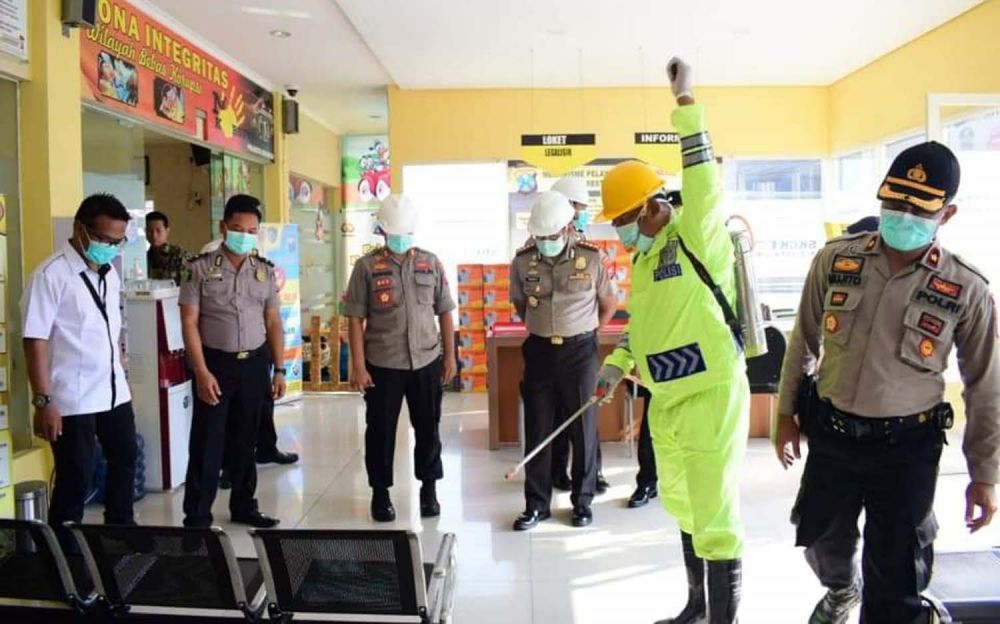 Penyemprotan cairan disinfektan di ruang pelayanan publik di Mapolresta Sidoarjo