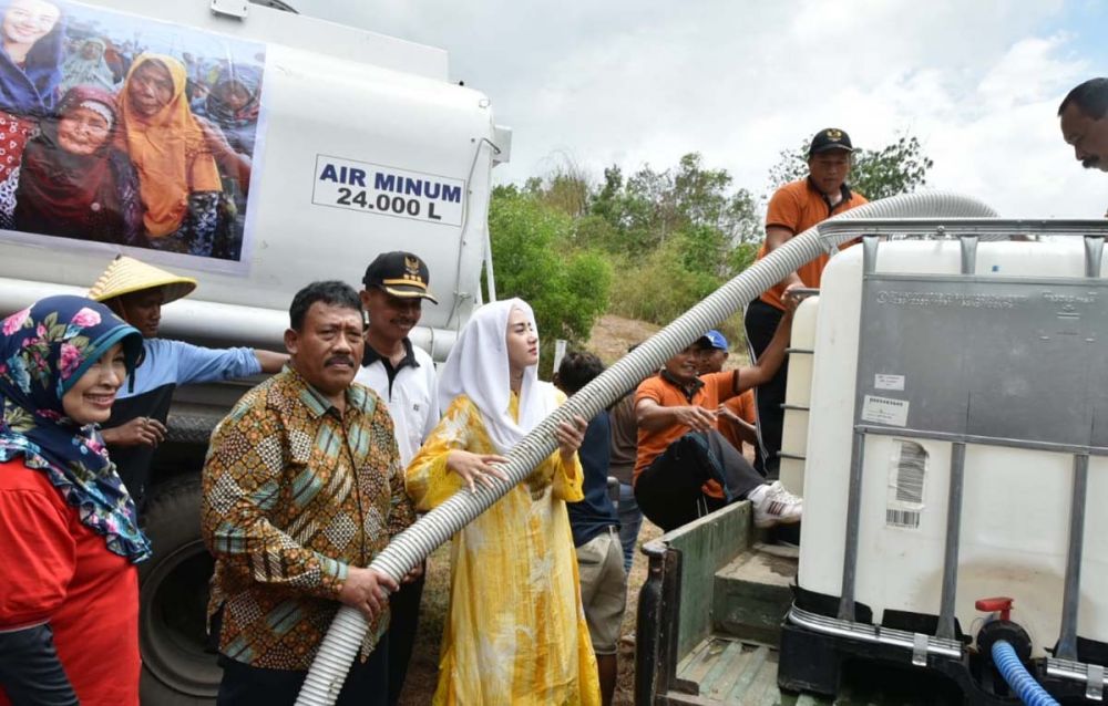 Novita Hardini Mochamad, istri Bupati Trenggalek Mochamad Nur Arifin saat mengikuti pendistribusian air bersih ke Kecamatan Gandusari
