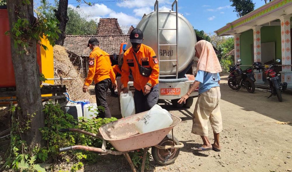 Petugas BPBD Ponorogo mendistribusikan air bersih ke desa terdampak kekeringan