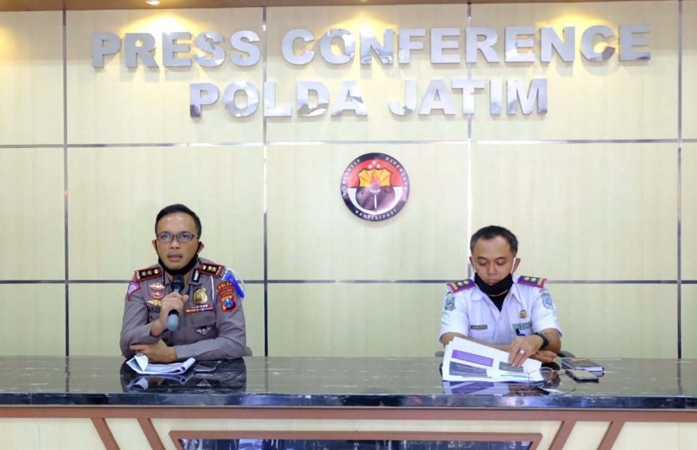 Wadirlantas Polda Jatim AKBP Pranatal Hutajulu (kiri) dan Kepala Bidang Lalu Lintas Dishub Jatim Septantya Asmoro