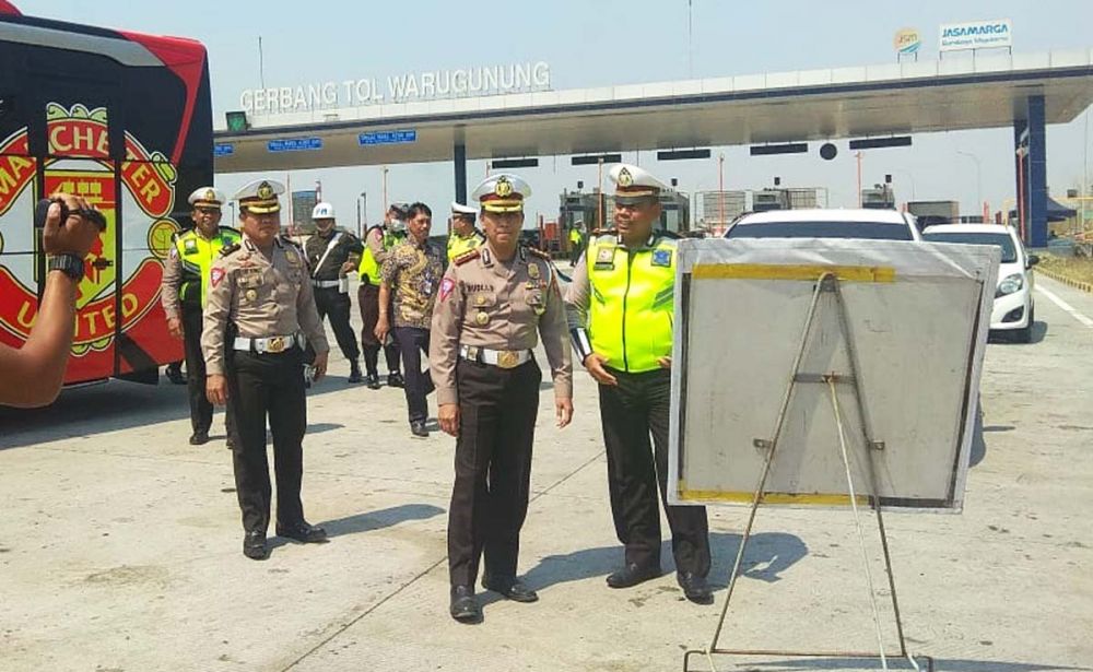 Dirlantas Polda Jatim Kombes Pol Budi Dermawan saat meninjau jalanya Operasi Zebra Semeru 2019 dengan speed gun di Pintu Tol Warugunung