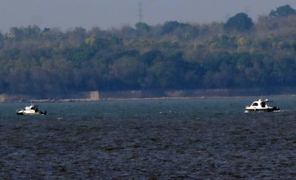 Tim dari Ditpolair Polda Jatim menyisir Selat Madura hingga bawah Jembatan Suramadu untuk menemukan ikan mati diduga hiu yang viral