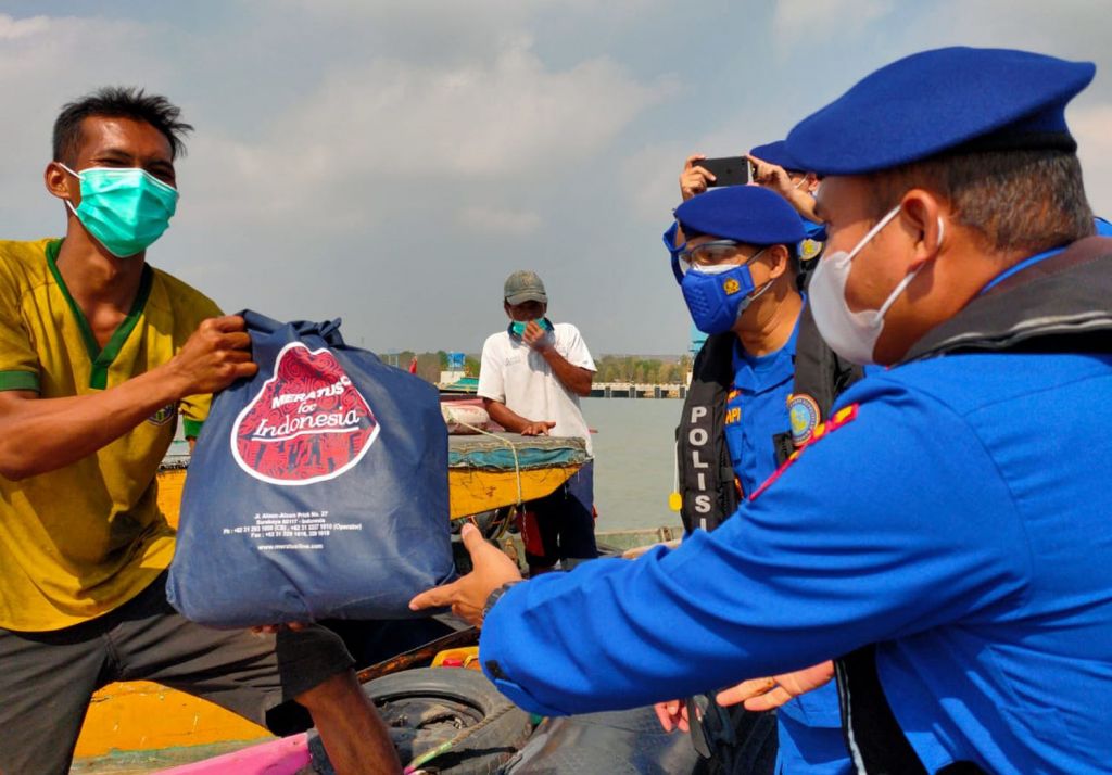 Vaksinasi hingga Sembako Diberikan Ditpolairud Polda Jatim ke Nelayan Gresik