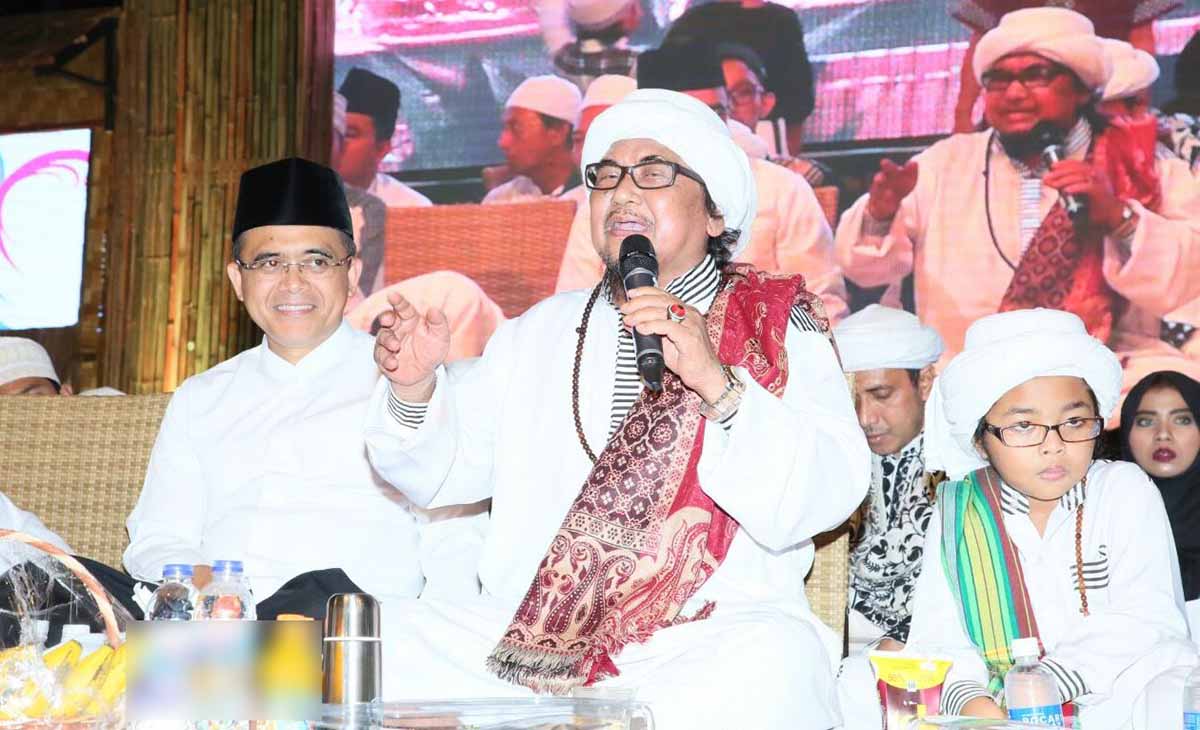 Bupati Banyuwangi Abdullah Azwar Anas ajak warganya menggelar doa bersama di malam tahun baru