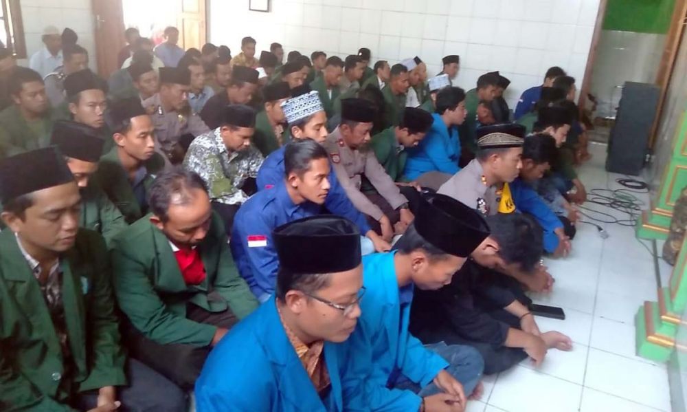 Polisi Bersama Mahasiswa di Magetan Salat Gaib untuk Randi dan Yusuf