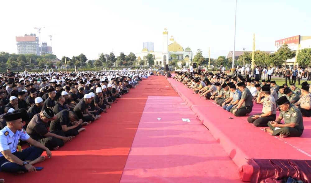 Para anggota Polri dan TNI menjadi bagian dalam doa bersama Jogo Jawa Timur untuk Indonesia damai