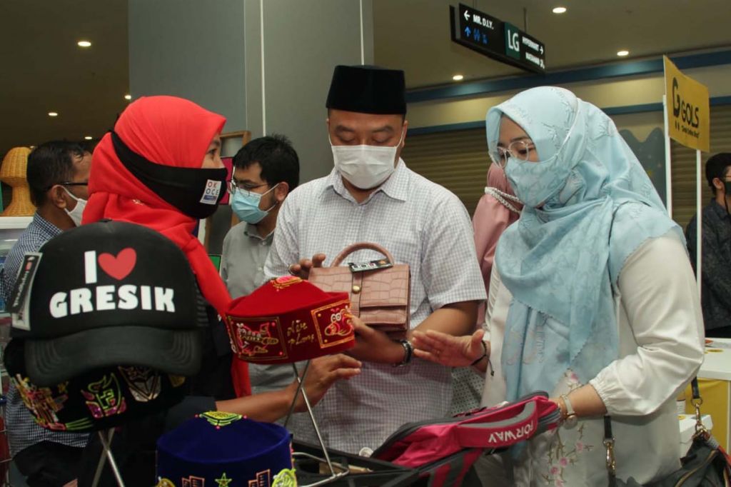 Calon Wakil Bupati Gresik, Dokter Alif melihat produk UMKM
