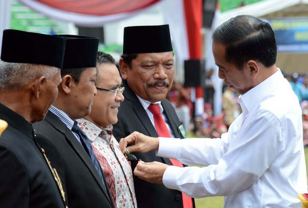 Bupati Banyuwangi Abdullah Azwar Anas saat menerima penghargaan dari Presiden Jokowi pada Mei 2017