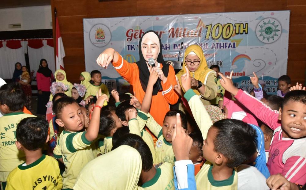Novita, istri Bupati Trenggalek Nur Arifin mendongeng di depan para siswa TK