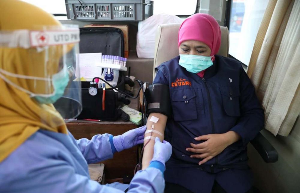Gubernur Jatim Khofifah Indar Parawansa saat mengikuti donor darah