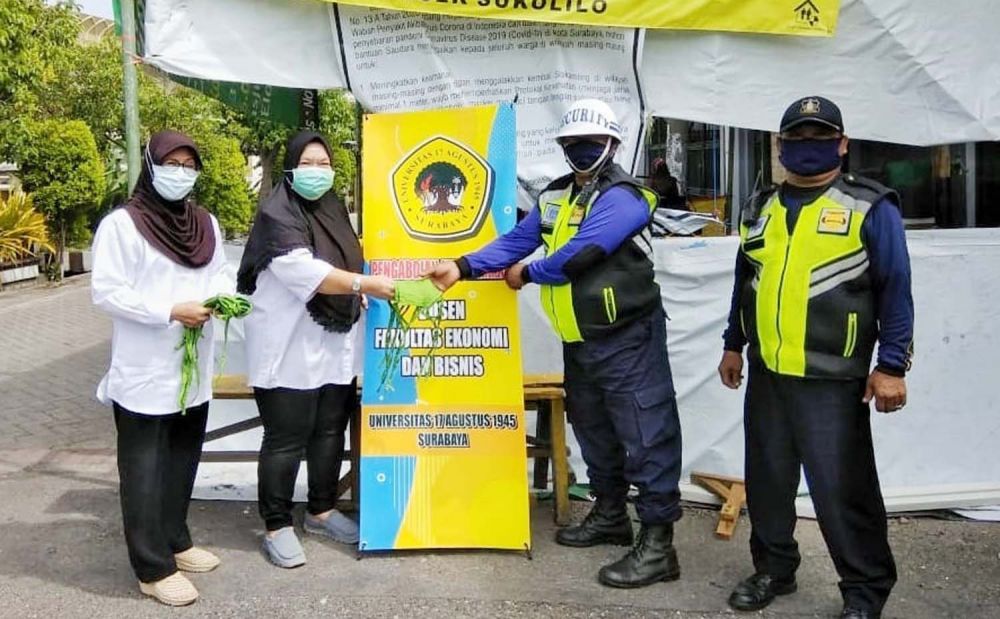 Para Dosen Fakultas Ekonomi dan Bisnis Untag Surabaya bantu warga terdampak Pandemi Covid-19