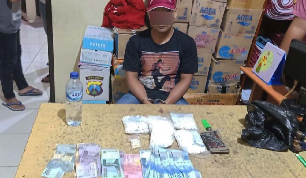 Pengedar dan pil koplo jenis double l diamankan di Mapolsek Wiyung, Surabaya