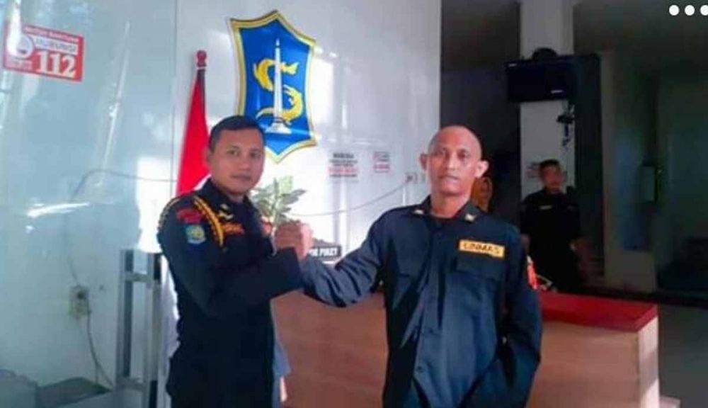 Didik Suyono (kanan), Driver Gojek penangkap jambret diterima jadi anggota BPB Linmas Kota Surabaya