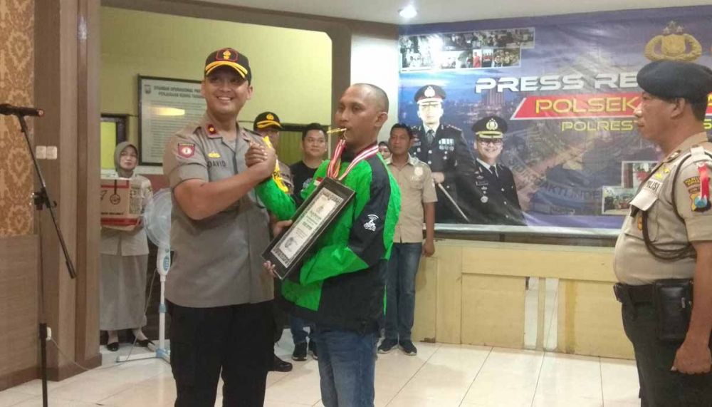 Kapolsek Tegalsari, Kompol David Triyo Prasojo memberikan penghargaan kepada Didik Suyono