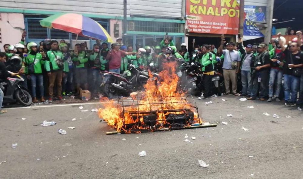Di Depan Kantor Gojek Surabaya, Ratusan Driver Ojol Bakar Keranda