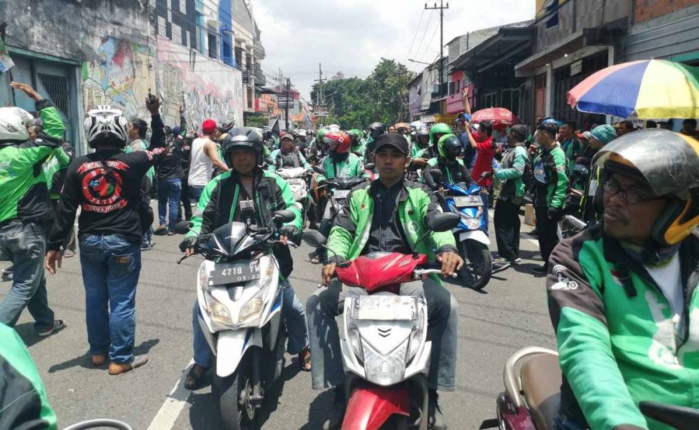 Demo ratusan ojek online di Surabaya
