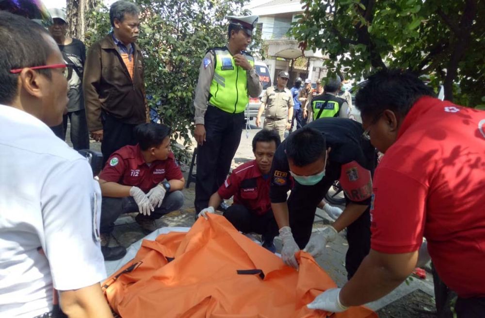 Petugas mengevakuasi jasad driver ojek online yang tewas dalam kecelakaan di Surabaya