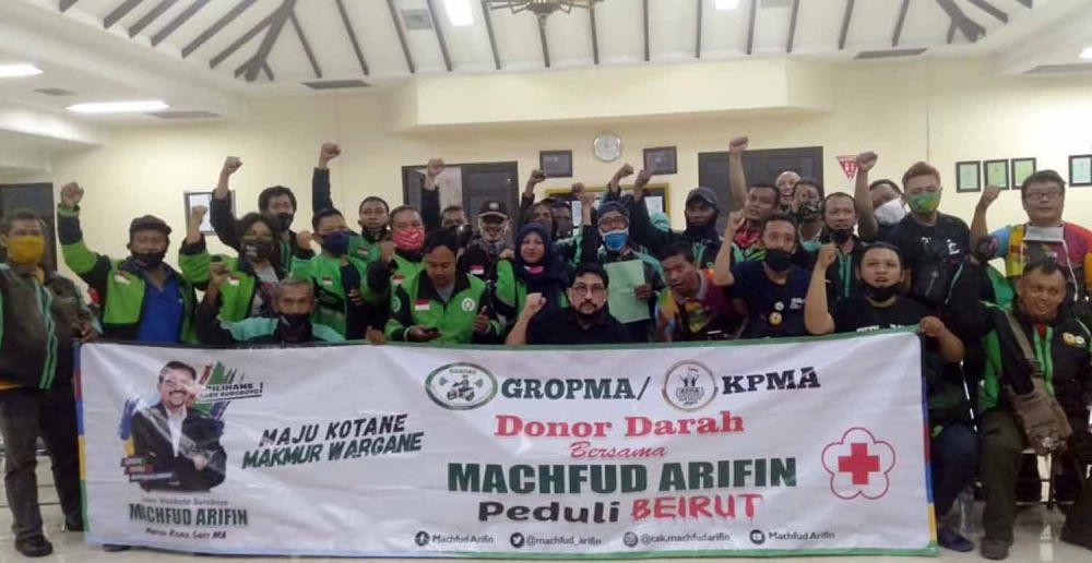Cawali Surabaya Machfud Arifin bersama para driver ojol pendukungnya usai donor darah di PMI