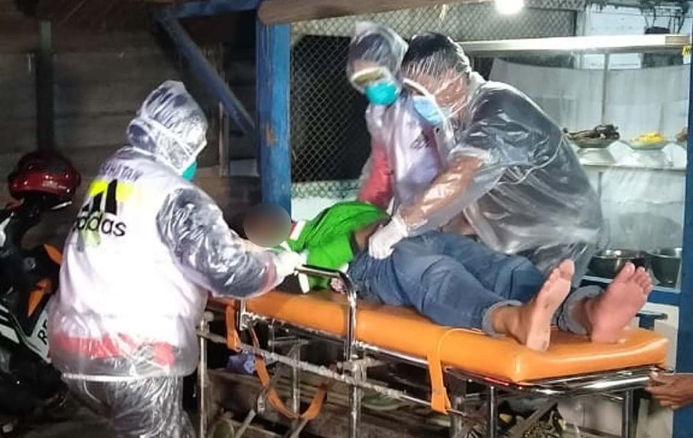 Driver ojol asal Kota Bogor dievakuasi petugas dengan alat pelindung diri (APD) ke RSUD dr Soeroto, Ngawi