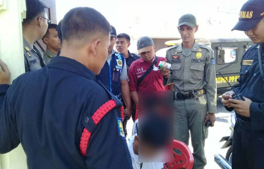 Dua ABG yang tertangkap basah 'ngelem' di Museum Tugu Pahlawan Surabaya