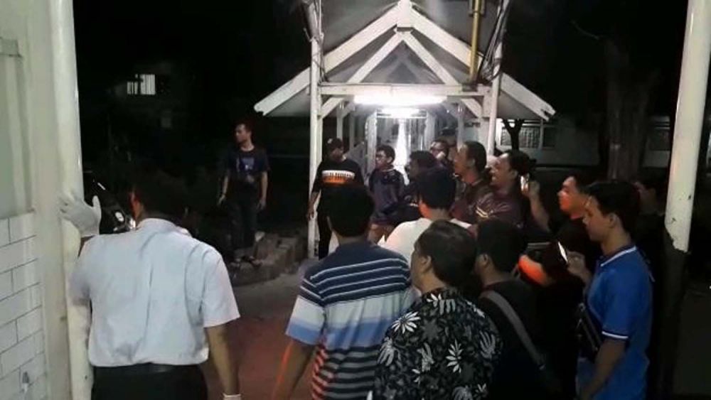 Suasana Kamar Mayat RSU dr Soetomo, Surabaya saat jasad dua orang sindikat narkoba yang ditembak mati Satresnarkoba Polrestabes Surabaya datang