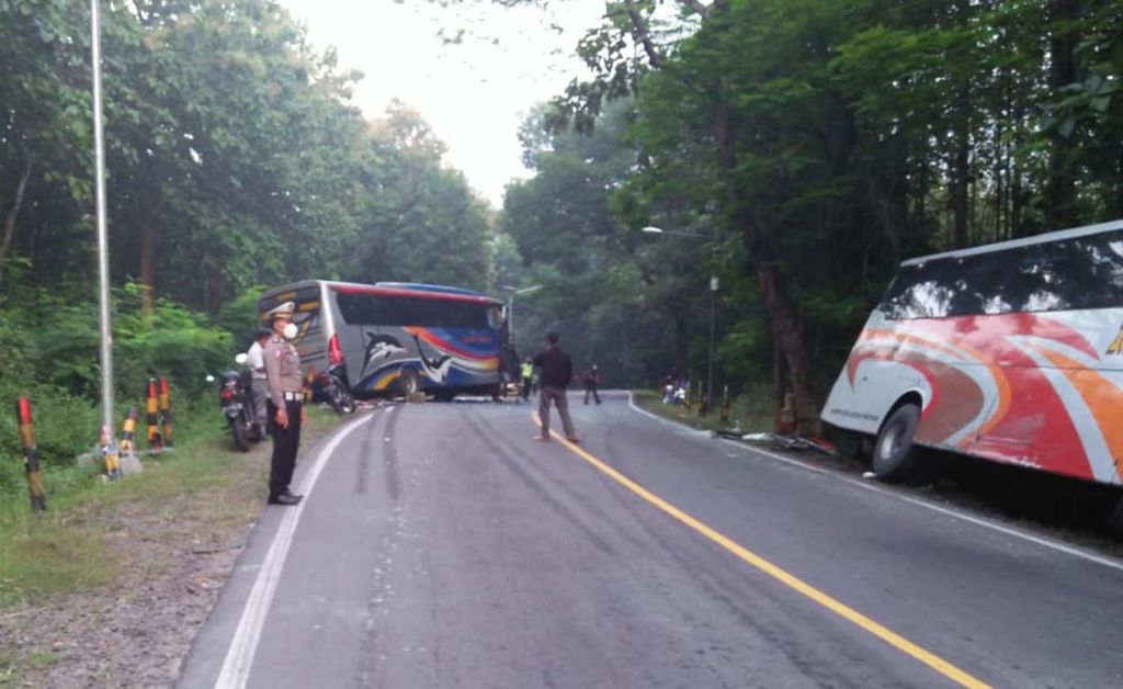 Bus Mira dan Bus Sumber Selamat yang terlibat kecelakaan di Ngawi