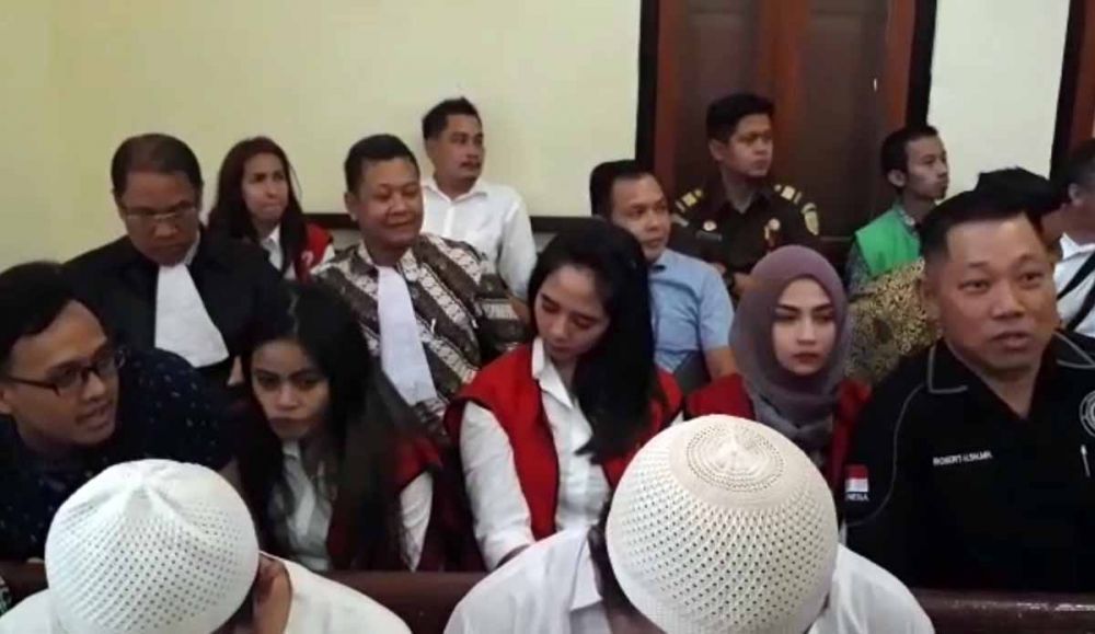 Dua mucikari bersama Vanessa Angel di PN Surabaya