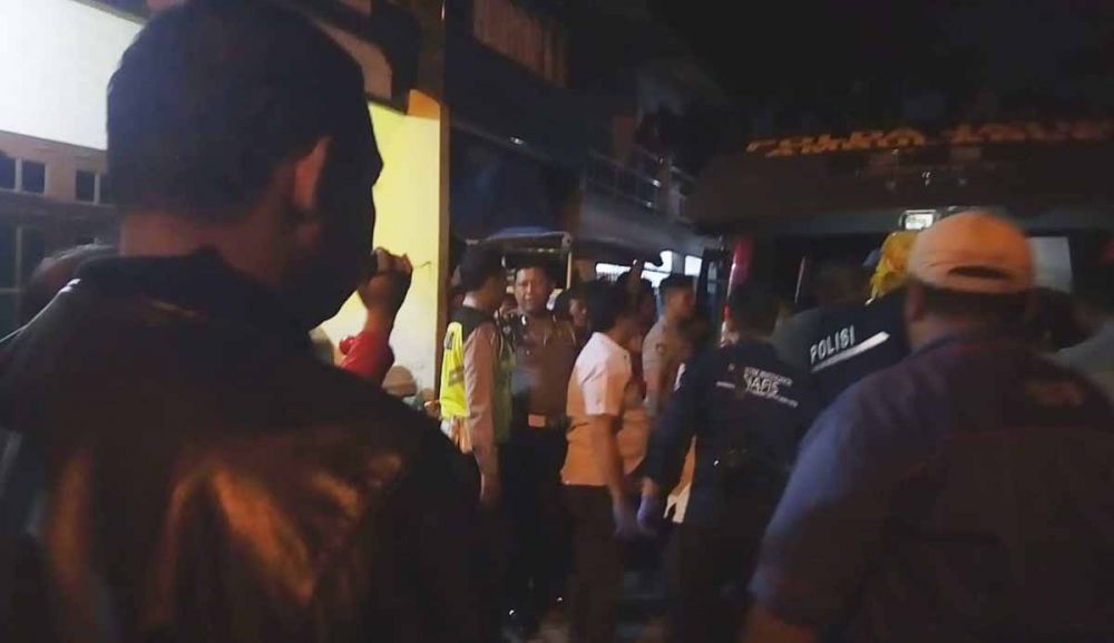 Proses evakuasi dua orang tergeletak bersimbah darah di Waru, Sidoarjo