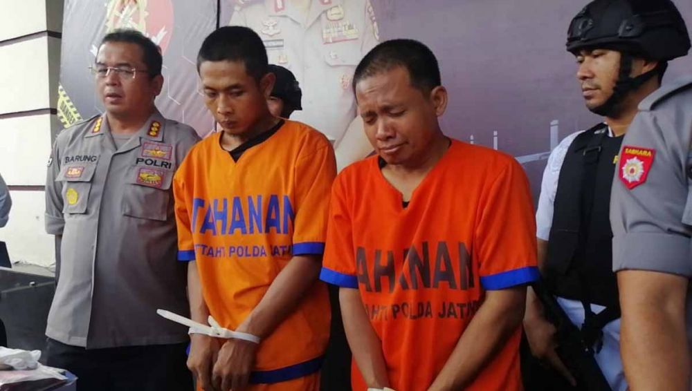 Dua pelaku mutilasi mayat dalam koper saat di Mapolda Jatim