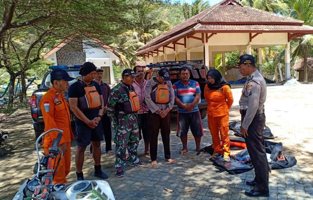 Tim dari kepolisian dan Basarnas saat bersiap mencari dua pencari rumput yang dilaporkan hilang di Trenggalek