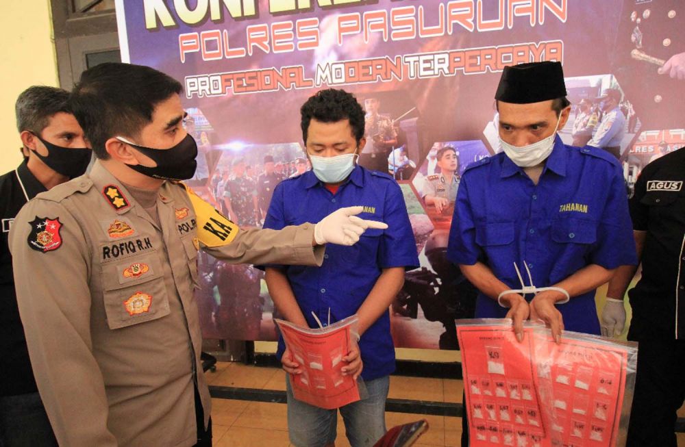 Kapolres Pasuruan AKBP Rofiq Ripto Himawan menginterogasi dua pengedar narkoba jaringan lapas yang ditangkap timnya