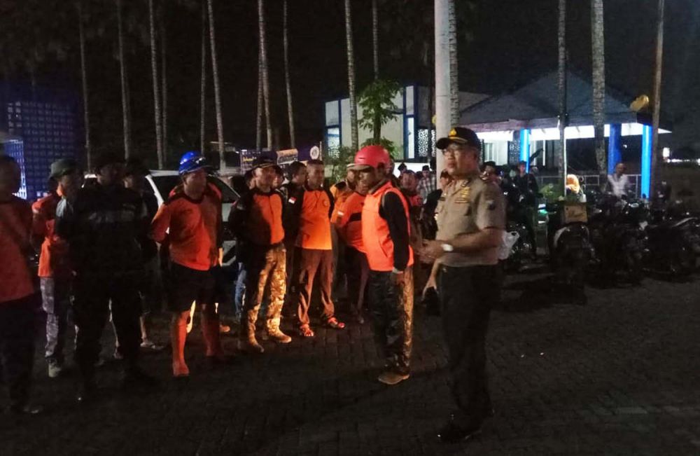 Sejumlah petugas gabungan saat hendak melakukan penyisiran untuk mencari dua santri yang hilang hanyut dalam sungai di Malang
