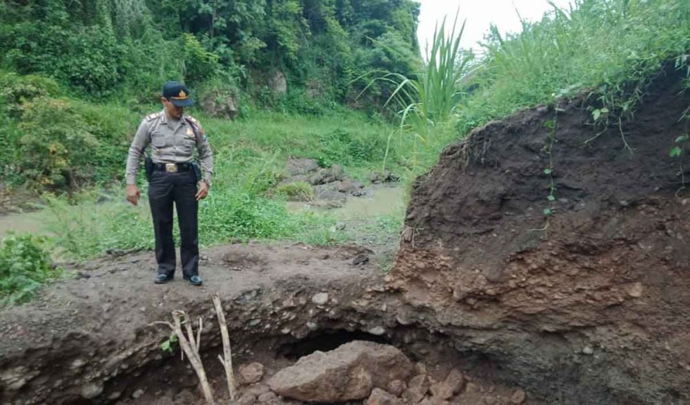 AKP Widodo, Kapolsek Paron, Ngawi menunjukkan lokasi tewasnya dua penambang pasir tertimbun longsor