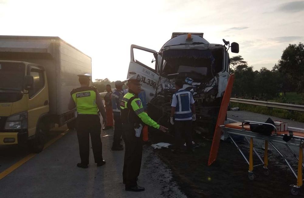 Kabin truk semen ringsek setelah menabrak dump truk di Jalan Tol Gempol-Pasuruan