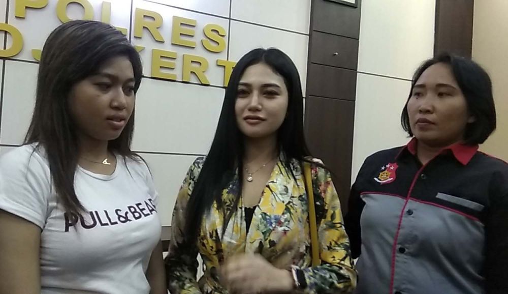 Icha (tengah) dan Ajeng (kiri) saat memenuhi panggilan pemeriksaan Satreskrim Polres Mojokerto