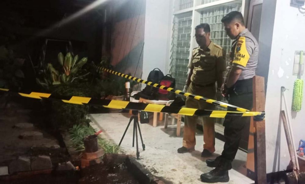 Petugas memasang garis pengaman di sekitar lubang yang mengeluarkan lumpur, agar warga tidak mendekat