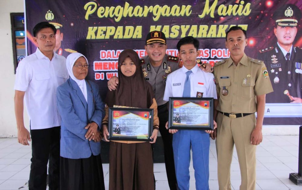 Kapolres Madiun AKBP Eddwi Kurniyanto memberikan penghargaan kepada dua pelajar yang gagalkan aksi kejahatan