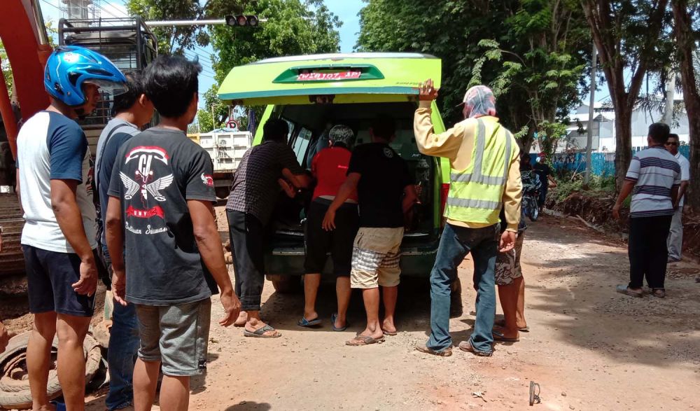 Jasad korban dievakuasi (Foto: Sahlul Fahmi/jatimnow.com)