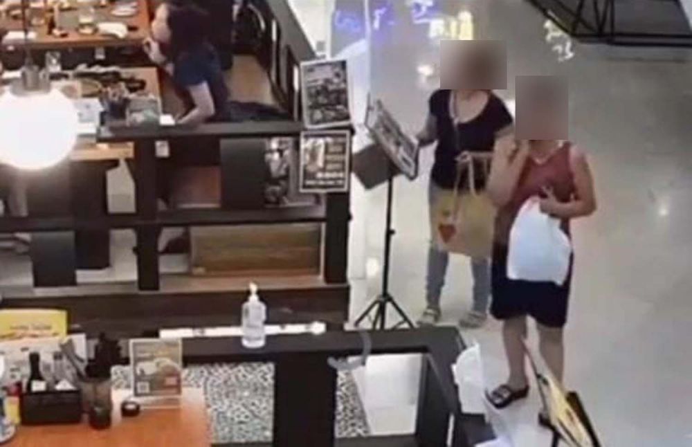 Tangkapan layar rekaman CCTV aksi dua wanita seksi yang diduga mencuri tas di salah satu mal di Surabaya