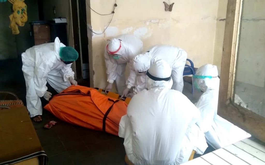 Proses evakuasi jasad duda di Pasuruan