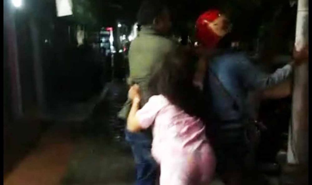 Tangkapan layar duel dua wanita dilerai seorang pria yang beredar