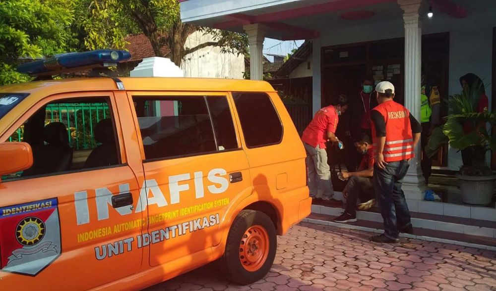 Tim Inafis Polres Tulungagung melakukan identifikasi di rumah juragan kos yang tewas diduga dibunuh