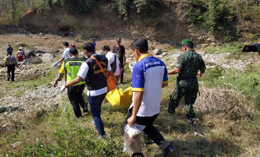 Petugas mengevakuasi mayat wanita misterius yang ditemukan di Ponorogo