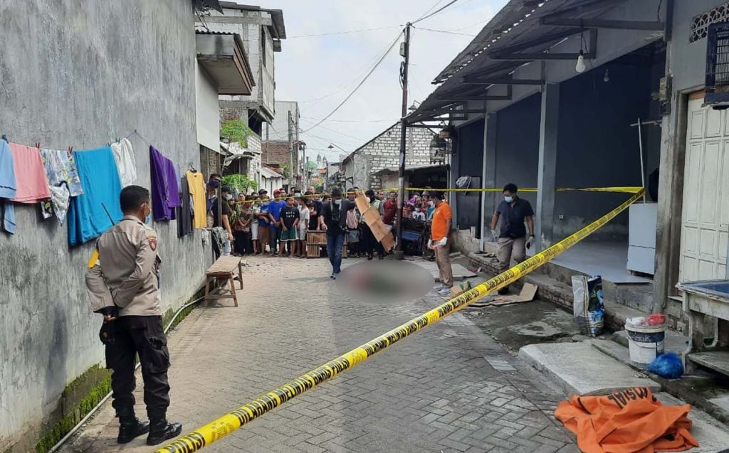 Tim Inafis Polrestabes Surabaya melakukan identifikasi di lokasi kejadian (Foto: Ni'am Kurniawan/jatimnow.com)
