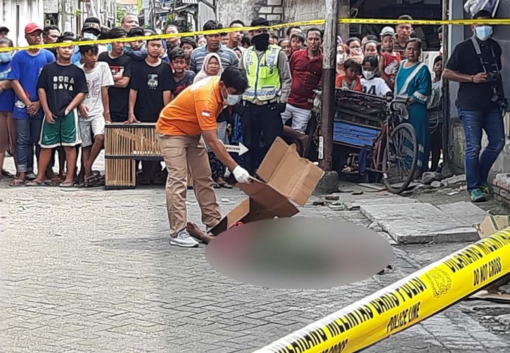 Tim Inafis Polrestabes Surabaya melakukan identifikasi di lokasi kejadian (Foto: Ni'am Kurniawan/jatimnow.com)