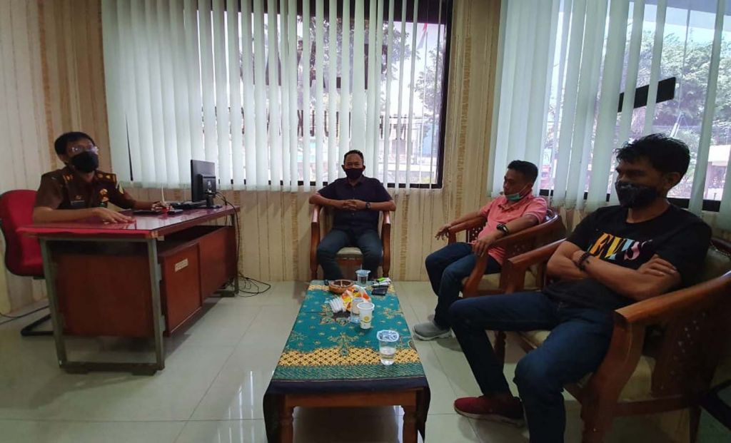 Kasi Intel Kejari Kota Pasuruan, Wahyu Susanto saat melakukan audiensi dengan aktivis LSM