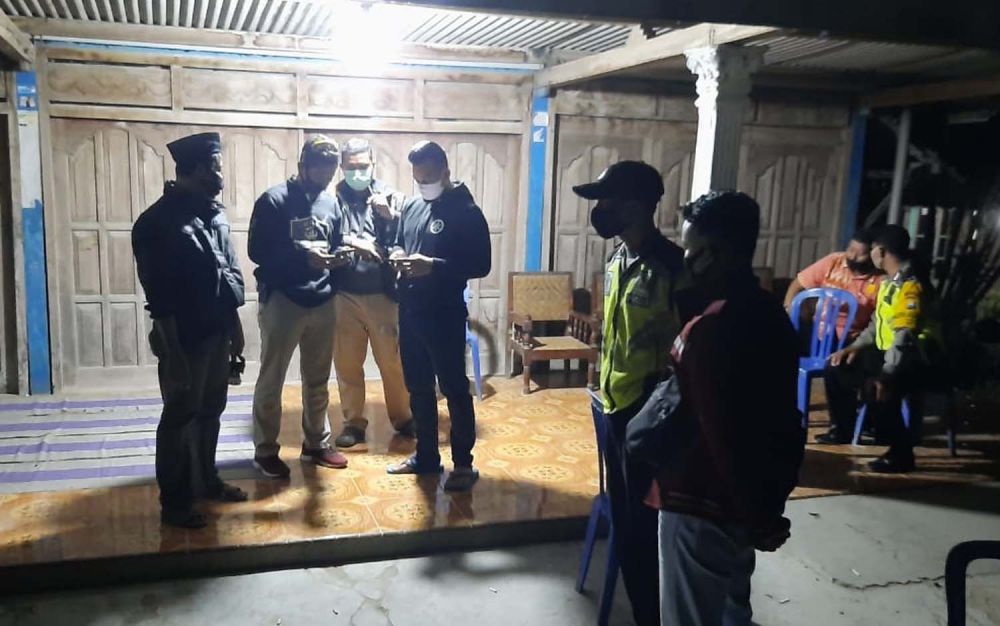 Sejumlah polisi berada di rumah korban